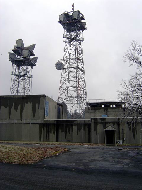 att-microwave-site-towers-with-horn-antennas.jpg