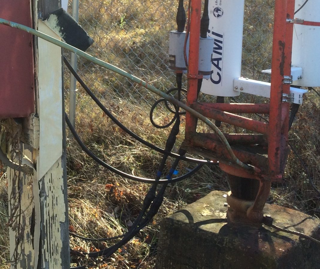 AM tower with base insulator